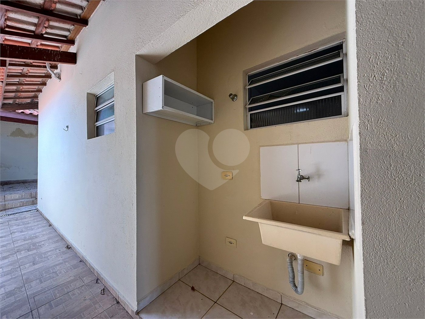 Casa térrea em Atibaia com 2 dormitórios, 2 vagas de garagem, quintal nos fundos, aceita financiamento