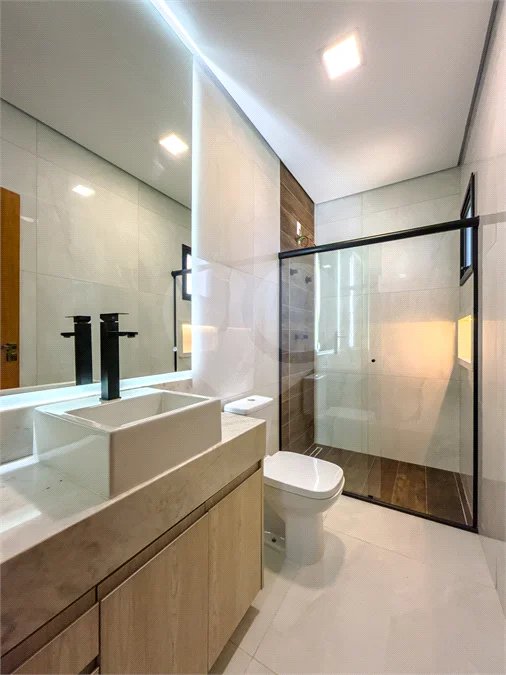 Indaiatuba - Condomínio Milano - Sobrado - 350 m² de terreno - 240 m² de área construída - 4 vagas de garagem, sendo 2 cobertas - Salas de estar e jantar integradas - 3 suítes com closet e varanda no pavimento superior - Escritório no térreo - Espaço gourmet com churrasqueira - Banheiro externo