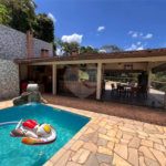 Chácara com excelente infraestrutura, contendo casa com 8 dormitórios, 900 m² de área construída, área total de 3000m², piscina adulto e infantil, churrasqueira, quadra gramada de futebol - Rio Acima - Atibaia/SP 900 m² Área construída 3.000 m² Área do terreno