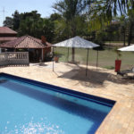 Indaiatuba- Jardins dos Laranjais - Chácara dentro do Vale das Laranjeiras, segundo portão: Jardim dos Laranjais. 3 quartos, 1 banheiro social, 1 sala espaçosa de TV, 1 sala de jantar, cozinha, 1 varanda fechada com portas Blindex. Quiosque, piscina, capela com bancos e altar,