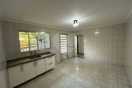 Casa à venda na Vila Galvão, com 210 m²