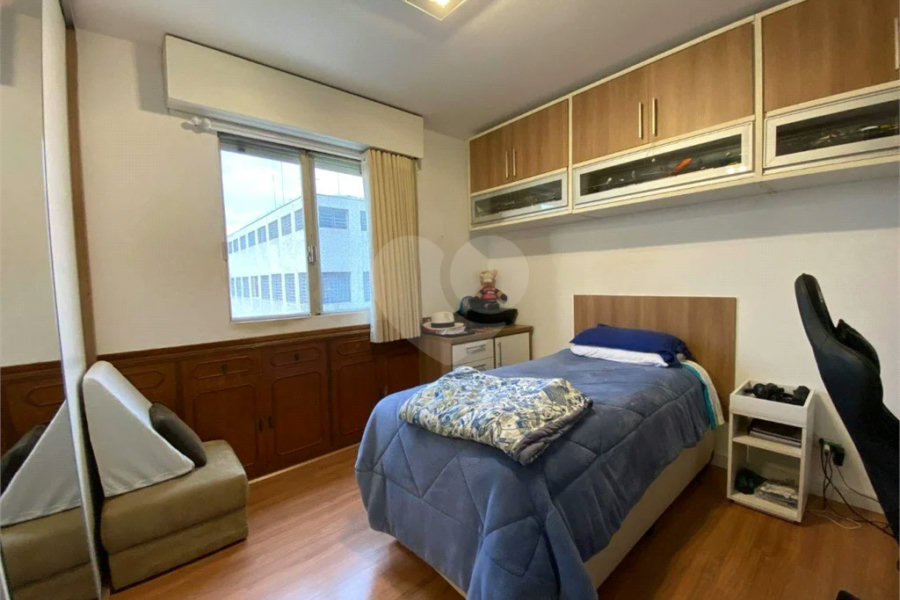 Apartamento de 03 Dormitórios com uma Vaga.