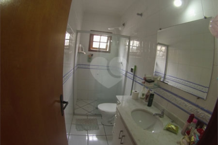 Sobrado com 4 quartos sendo 2 suítes.