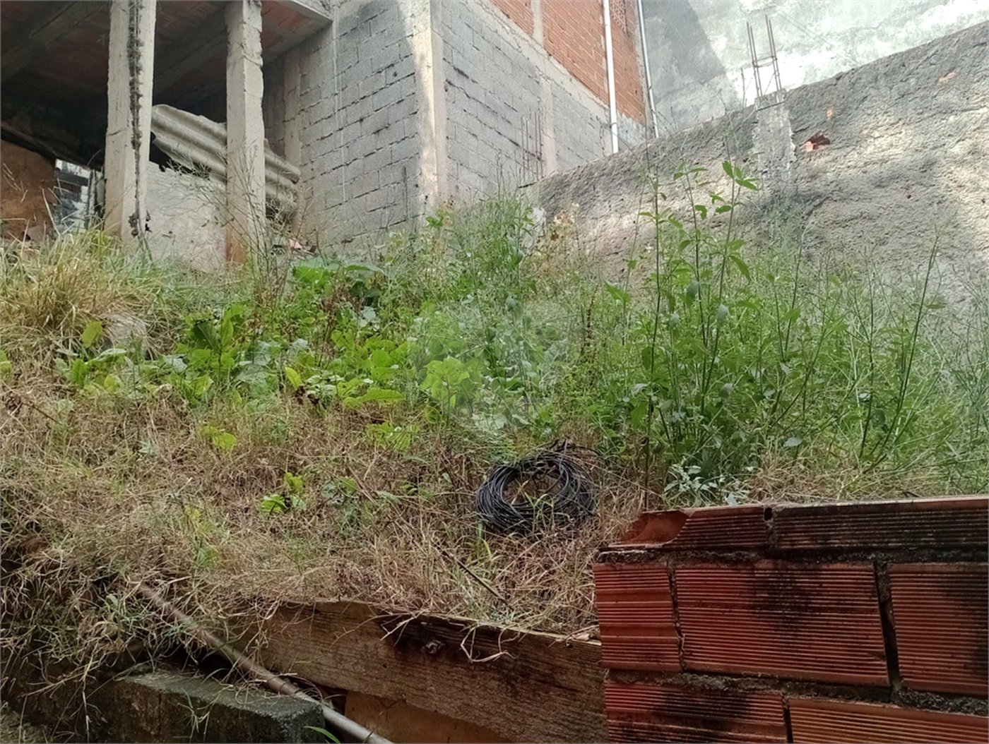 Terreno com 6 casas em 293m² de área total.