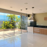 Cobertura de 255 m² com 3 dormitórios, 1 suíte, cozinha planejada, 2 vagas e área gourmet com churrasqueira.