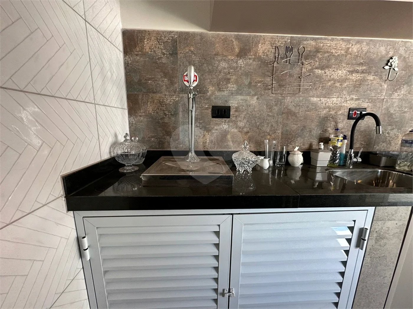 Casa à venda e locação no Condomínio Monte Alegre com 04 suítes.