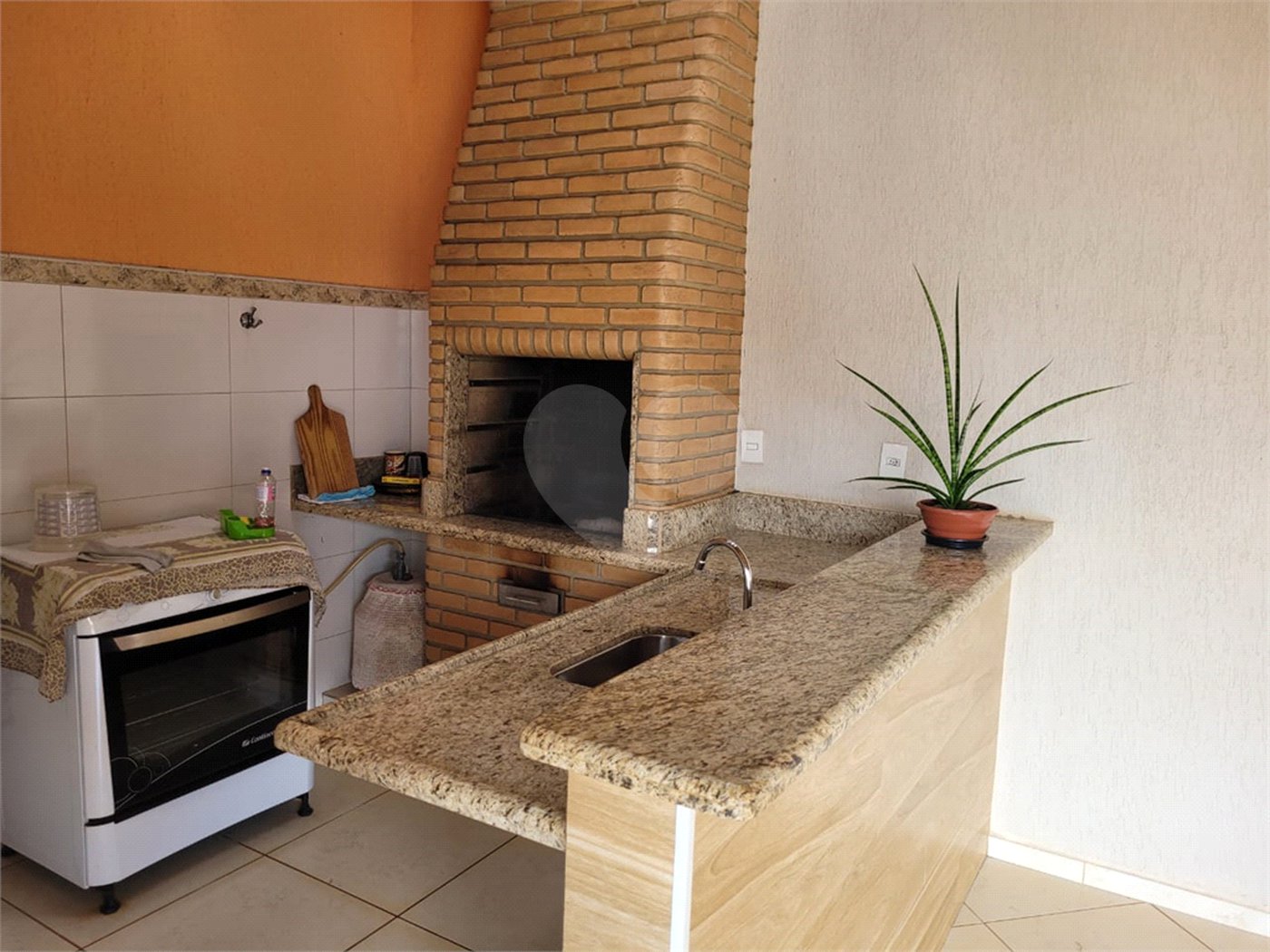 Casa térrea com 2 dormitórios, sendo 1 suíte.