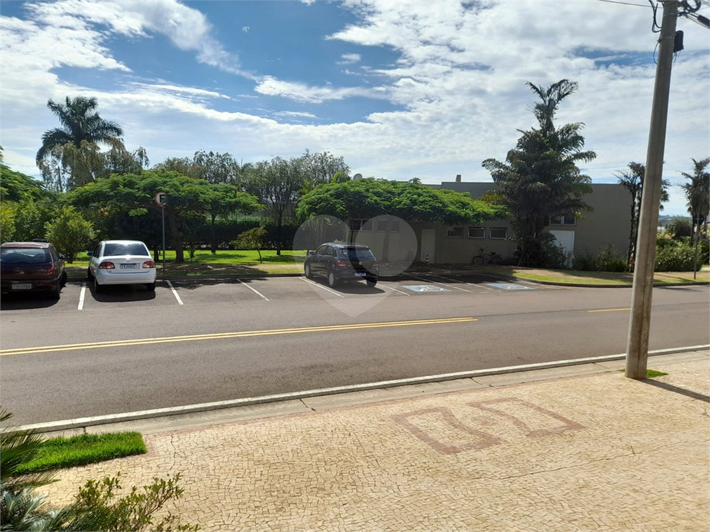 Casa à Venda no Condomínio Damha III – Elegância e Conforto para sua Família