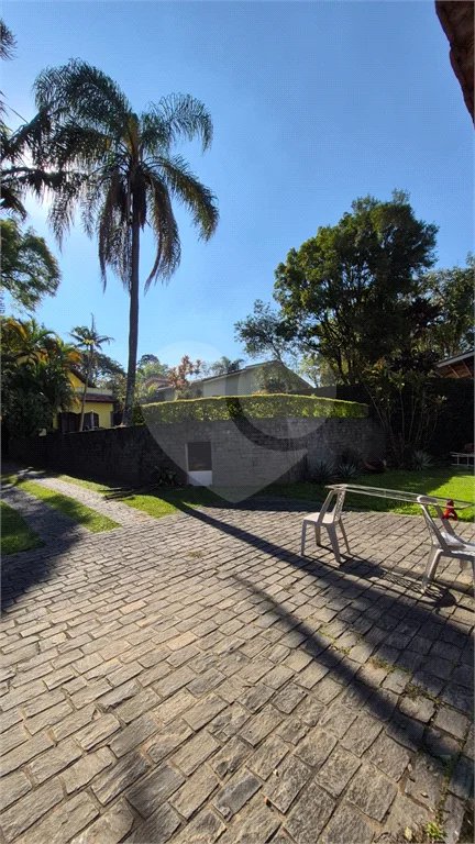 Casa com Piscina, Sauna e Edícula em Rua Arborizada no Tremembé