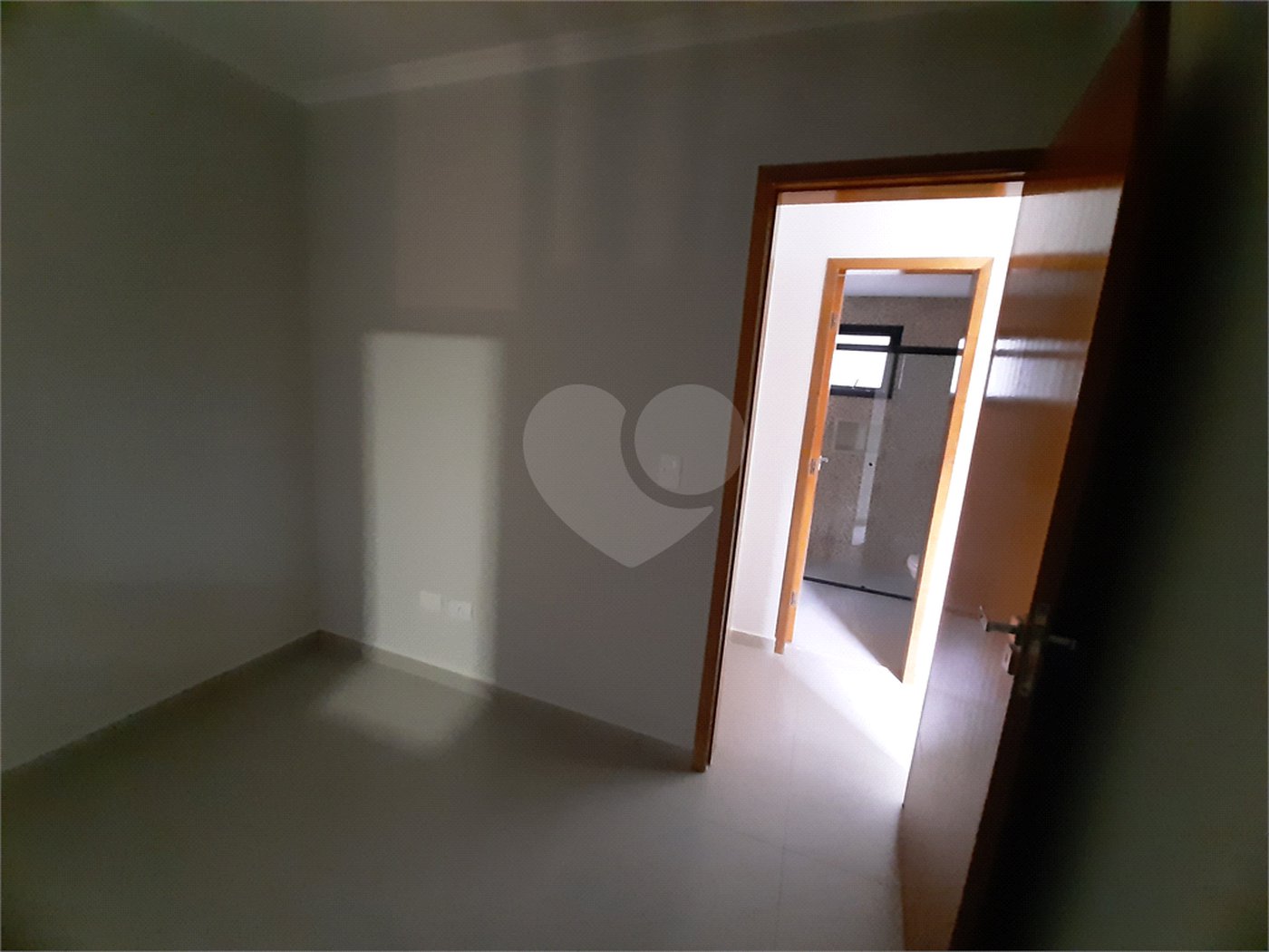 Apartamento com 37m2, 2 quartos, banheiro, sala, cozinha, quintal e SEM vaga de garagem