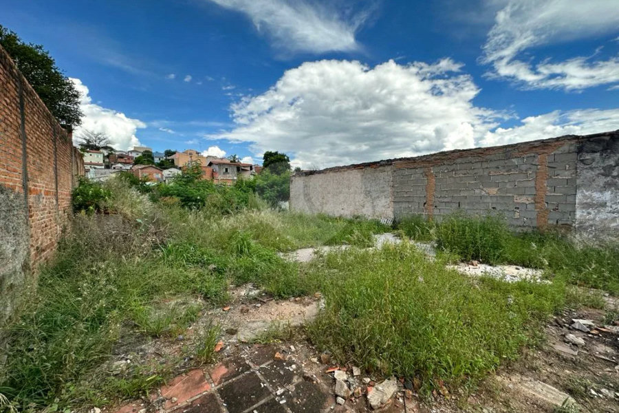 Terreno residencial com vocação comercial à venda no bairro Jaraguá. - 300 m² - 10x30 + acesso a área verde (50 m²)