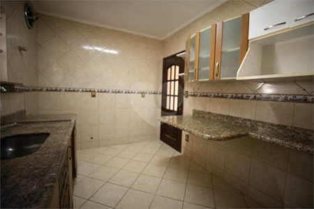Casa com 4 Dormitórios e área de lazer com piscina