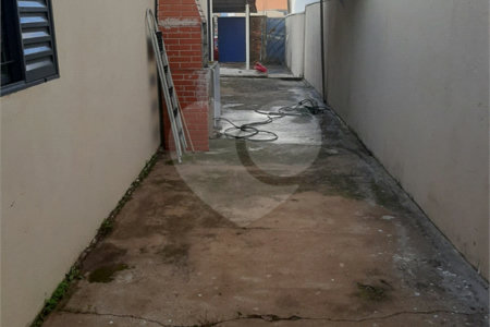 Casa térrea com 2 dormitórios.