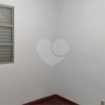 Apto com 2 dormitórios, dois banheiros , e uma garagem.