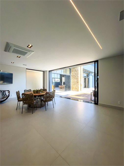 Indaiatuba - Quintas da Terracota - 1252 m² de terreno - casa térrea com 514 m² de área construída -3 vagas de garagem cobertas e 3 descobertas Lavabo - Sala de estar e jantar amplas e integradas - Escritório privativo - Cozinha toda equipada com geladeira, forno, micro-ondas, lava-louças,