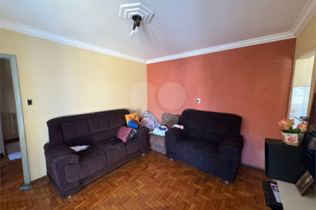 Casa com salão comercial, á venda, em São Carlos-SP.