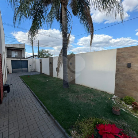 Sobrado á venda com Edícula, no Jardim Embaré, em São Carlos-SP.
