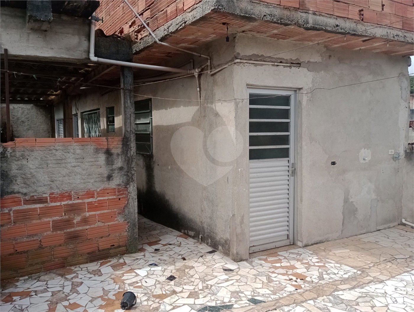 Terreno com 6 casas em 293m² de área total.