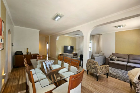 Casa térrea em Atibaia com 3 dormitórios (2 suítes), piscina, espaço gourmet, condomínio fechado