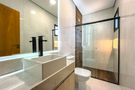 Indaiatuba - Condomínio Milano - Sobrado - 350 m² de terreno - 240 m² de área construída - 4 vagas de garagem, sendo 2 cobertas - Salas de estar e jantar integradas - 3 suítes com closet e varanda no pavimento superior - Escritório no térreo - Espaço gourmet com churrasqueira - Banheiro externo