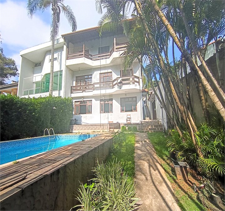 SOBRADO DE 426,0 M² COM 04 SUITES, SALÃO DE FESTAS, 06 VAGAS,06 BANHEIROS E PISCINA PARA LOCAÇÃO OU VENDA NO BARRO BRANCO