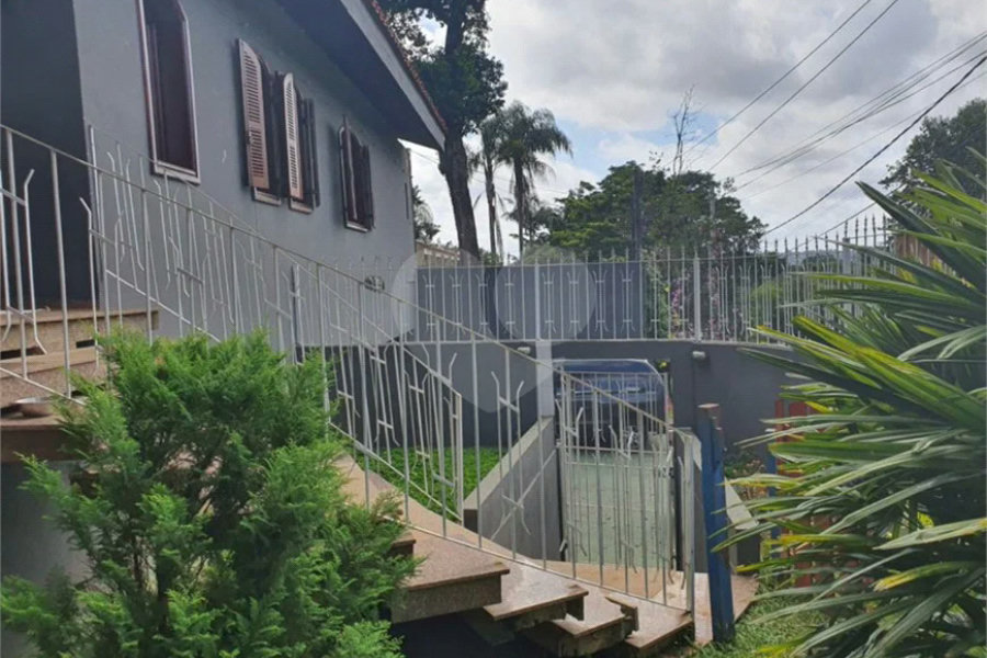 Excelente Casa a venda em Interlagos. Venha conferir.