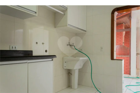 Casa à venda com 6 dormitórios, 3 suítes, piscina, área gourmet, hidromassagem, lareira, varanda e 6 vagas de garagem. Conforto e lazer para toda a família!