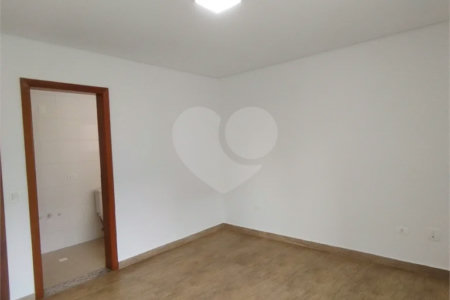 Sobrado à venda, 3 suítes, garagem, a 300 m do metrô Vila Matilde