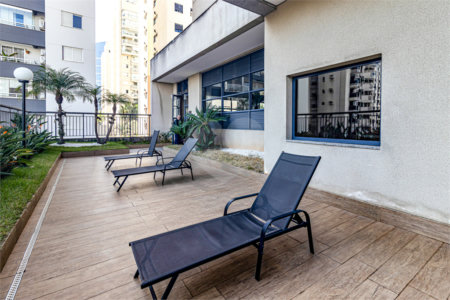 Itaim ! Studio ,muito bem localizado ! vaga de garagem !