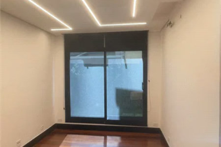 Incrível imóvel comercial com 250 metros de área construída com 5 salas e 2 cozinhas com 5 vags no caxingui