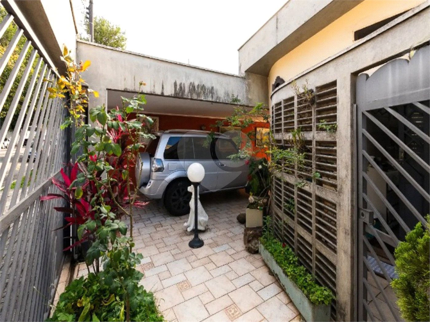 Casa a venda no Planalto Paulista, 2 suítes, 4 vagas, 230 m², quintal e localização privilegiada