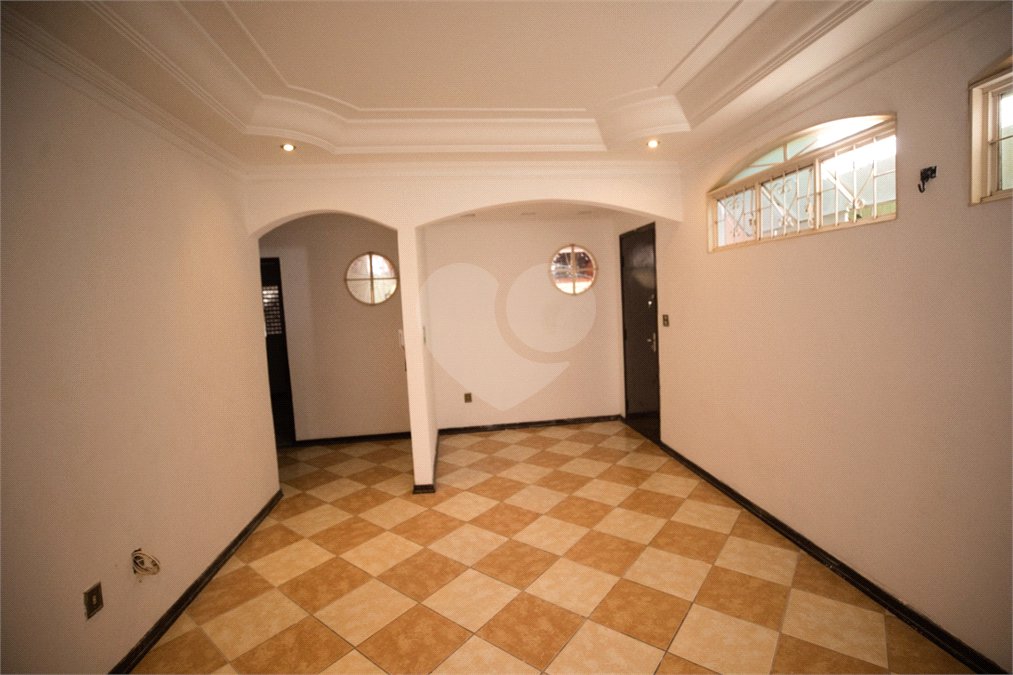 Casa com 4 Dormitórios e área de lazer com piscina