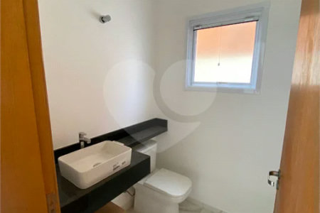 Casa Nova para Venda ou Locação em Condomínio | 3 Suítes e Quintal Privativo