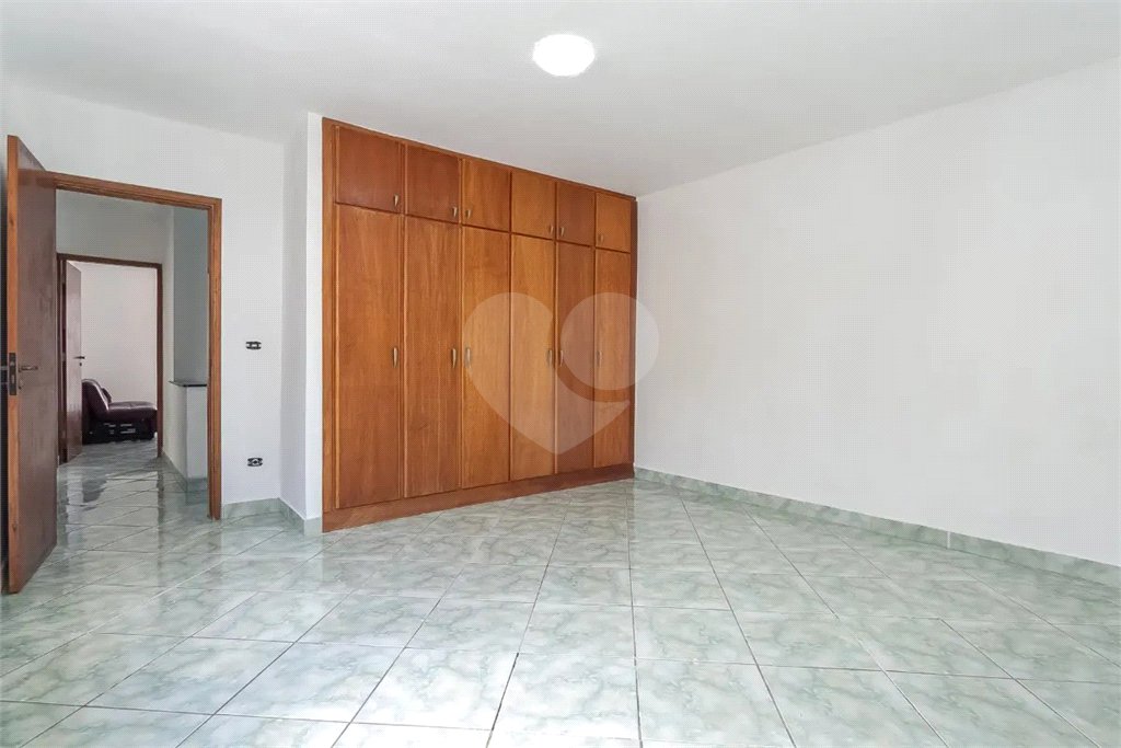Sobrado no Jabaquara com 280m², 3 dormitórios, quintal amplo, varanda e 3 vagas de garagem.