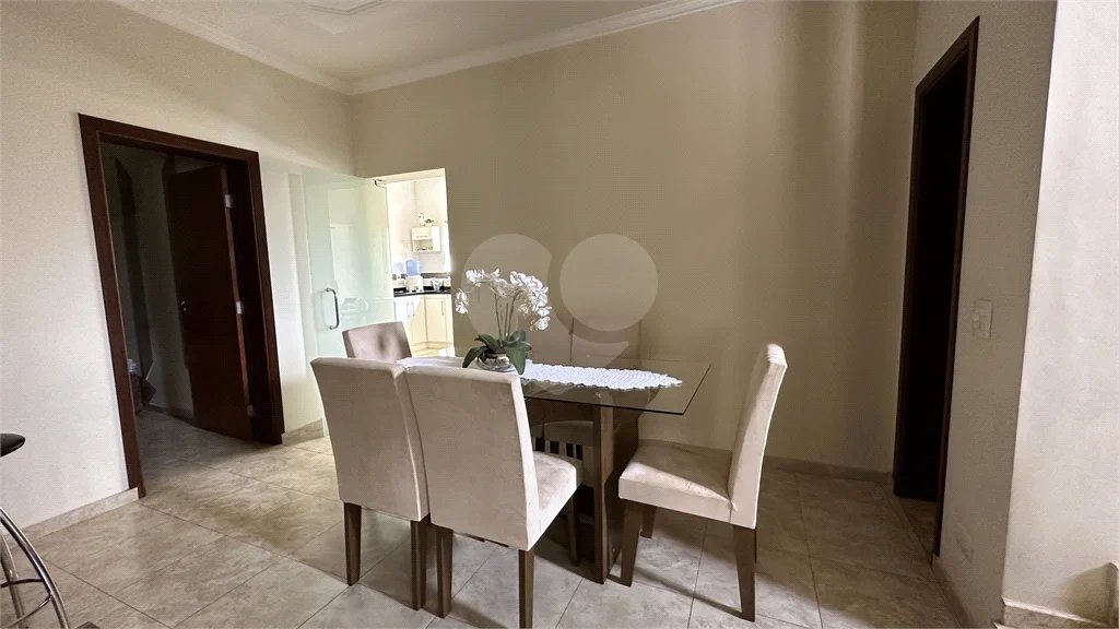 Casa em Condomínio Fechado com 4 suítes e área de lazer completa.
