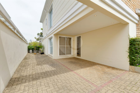Casa à venda com 4 quartos, sendo 2 suítes, no condomínio Bristol Village, São Paulo - SP