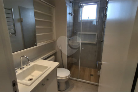 Apartamento com 2 vagas no Campo Belo