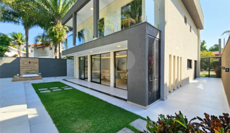Casa à venda com 5 quartos, sendo 4 suítes,  em Riviera de São Lourenço, Bertioga, SP