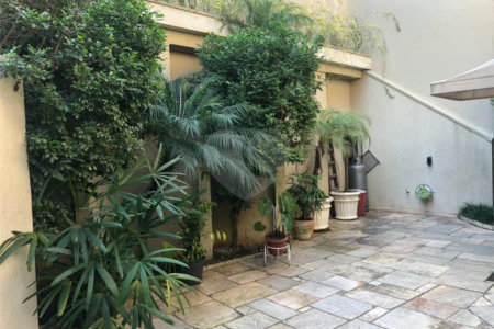 Sobrado com 363m² à venda no Alto da Moóca - 3 suítes e 6 vagas.