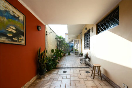 Casa a venda no Planalto Paulista, 2 suítes, 4 vagas, 230 m², quintal e localização privilegiada
