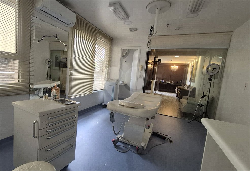 Sala comercial para venda ou locação na Brig.ís Antônio entre Paulista e Parque do Ibirapuera, 70 m², duas vagas de garagem