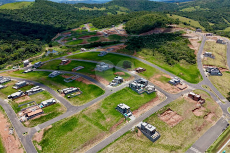 Casa térrea 3 dormitórios (3 suítes), espaço gourmet, piscina, 2 vagas garagem, condomínio fechado com ampla área lazer