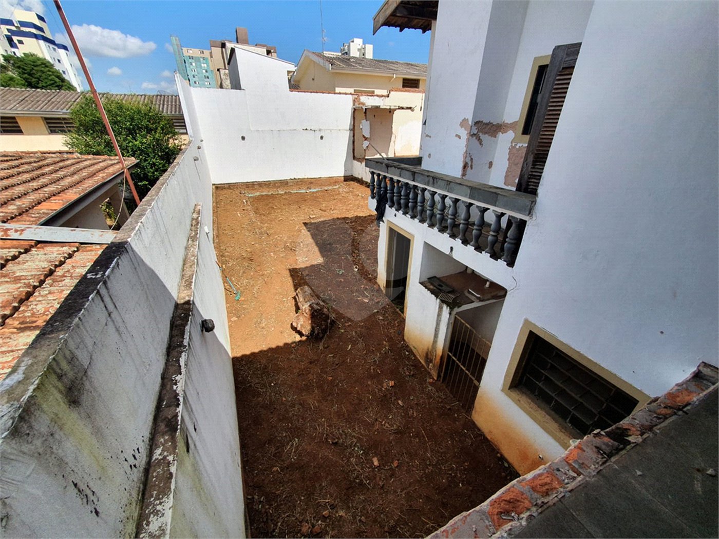 Casa térrea com 5 dormitórios, sendo 2 suítes.