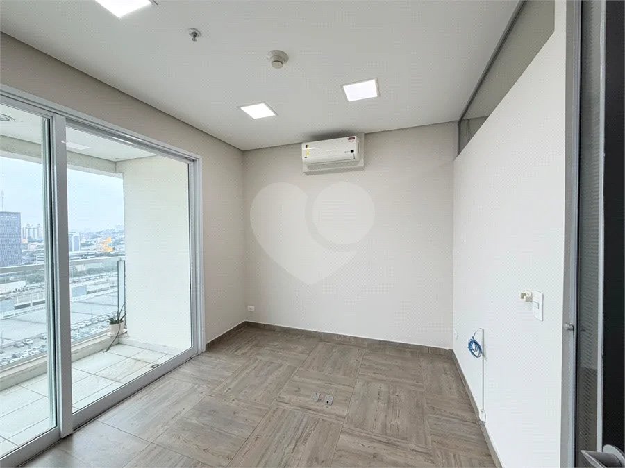 Sala para locação Domo Business 101 m - 2 vagas - Sala com divisórias, ar condicionado e banheiro.
