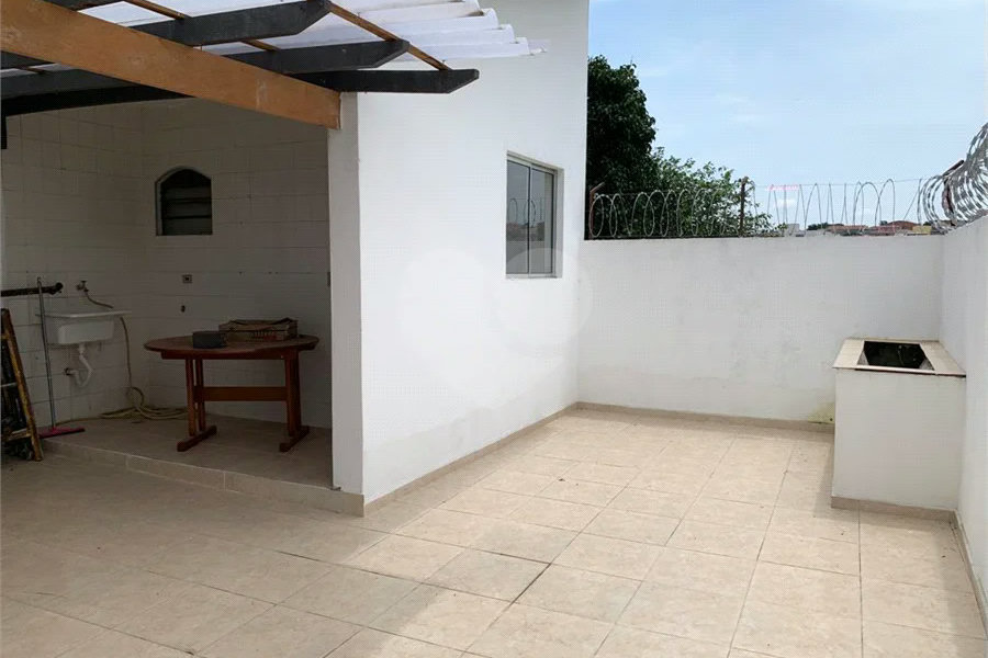Casa espaçosa com 3 quartos, suíte, quintal e 2 vagas na Vila Santa Catarina