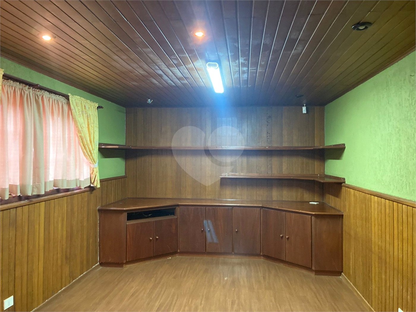 Casa Térrea com Acabamento em Tijolo Aparente e Quintal Amplo - Próximo ao Shopping Iguatemi
