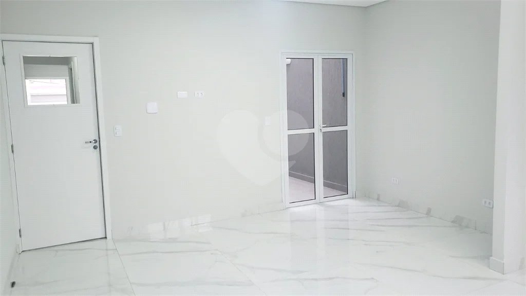Sobrado novo com 3 suítes, 4 vagas, espaço gourmet com churrasqueira, jardim de inverno e acabamento premium. Conforto, modernidade e sofisticação.