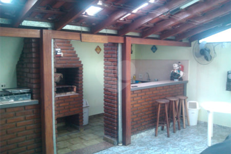 Sobrado com salão comercial na Sallum.