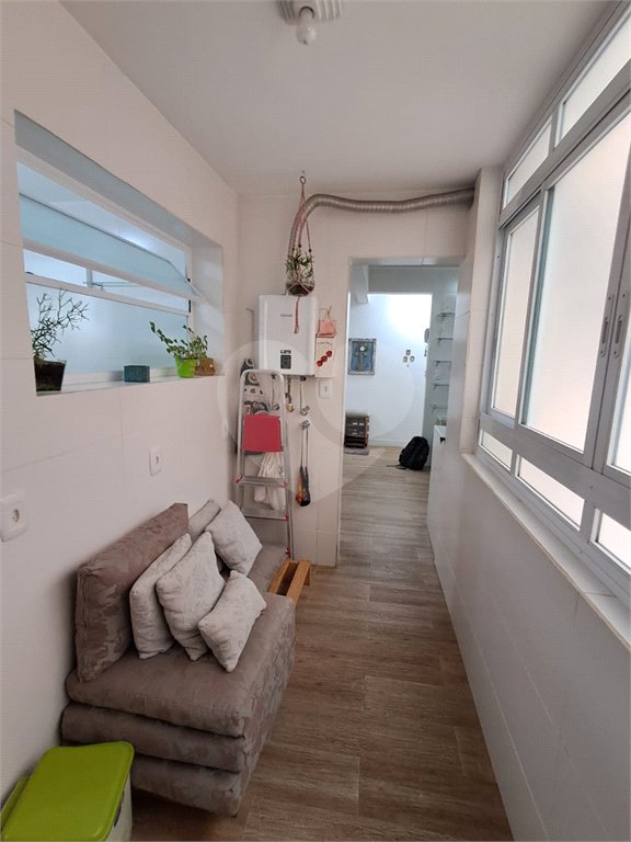 Amplo apartamento à venda totalmente reformado, sala ampliada, quarto, escritório, cozinha integrada e banheiro com box e banheira.