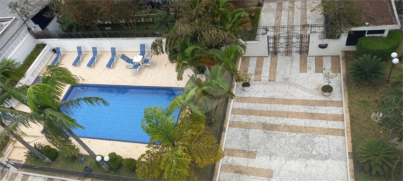 Prédio com portaria 24 horas, e lazer. Apartamento com 3 dormitórios, uma suíte, 2 vagas de garagem